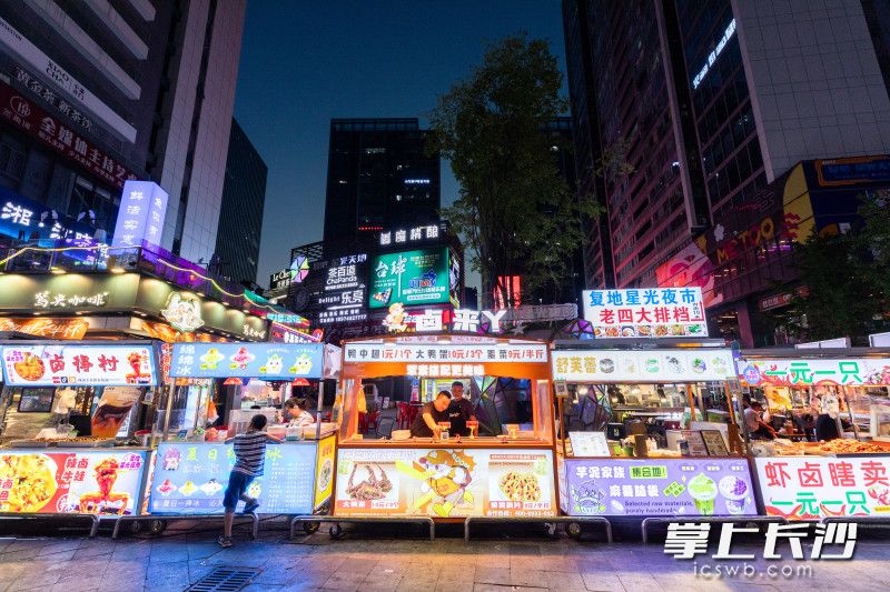 黎票从一名摆摊的小贩成长为拥有1家直营店、1家工厂及近50家摊位的创业者。
