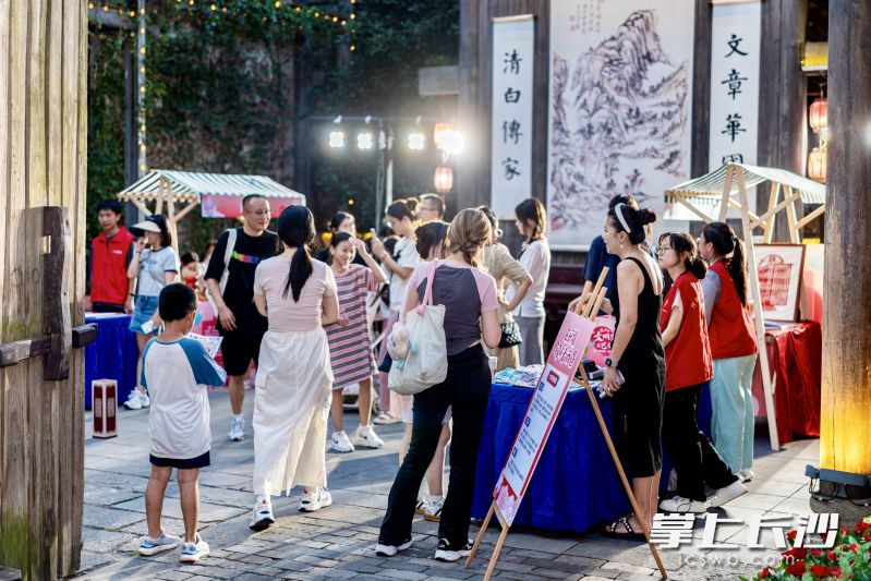 市民游客在潮宗街上打卡寻宝。