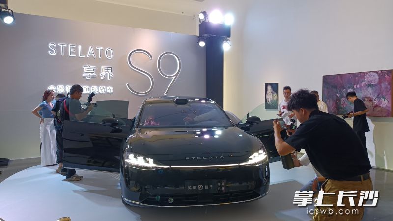 享界 s9首次在长沙亮相，第一时间就吸引了车迷和汽车播主的关注。长沙晚报全媒体记者 曹开阳 摄