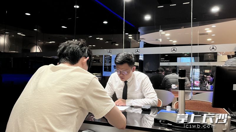 豪华车价在长沙出现企稳回升迹象，一位消费者在奔驰4s店询价。长沙晚报全媒体记者 曹开阳 摄