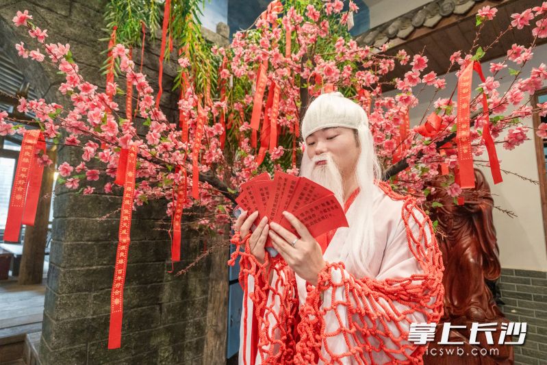 今日，在雨花非遗馆，独属于七夕的国风浪漫如约上演。 均为长沙晚报全媒体记者陈飞摄