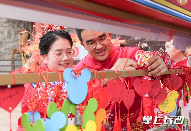 永结同心。    均为长沙晚报全媒体记者邹麟摄