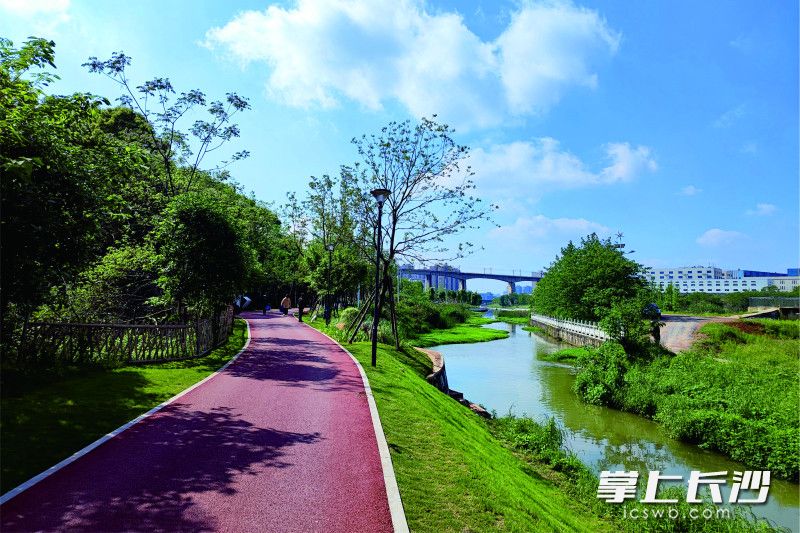 雨过天晴，蓝天白云交相辉映，空气质量持续向好，长沙市雨花区再次“刷屏”朋友圈。 均为 通讯员 高兴 摄