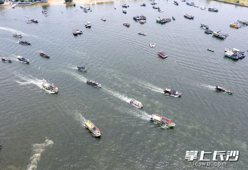 开海仪式在8月16日中午12时准时举行，上百艘渔船在渔政船的引领下有序出海。