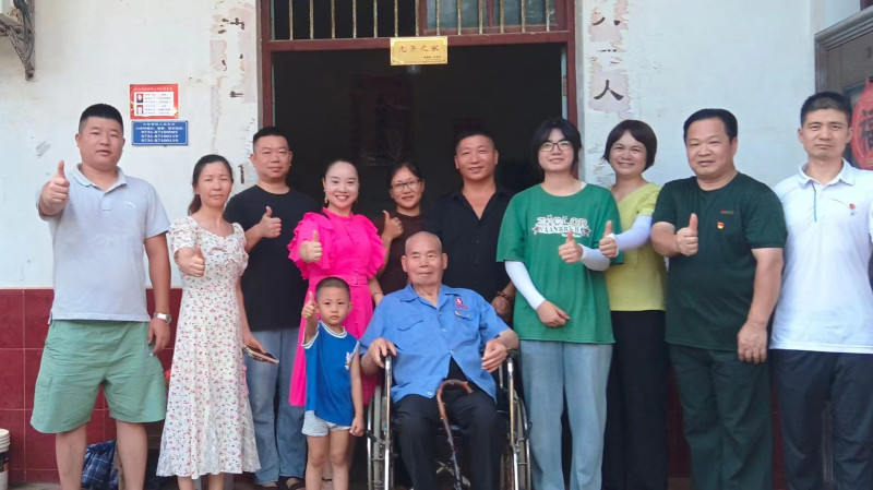 宁乡花明文联爱心人士慰问英雄老兵罗锡云。