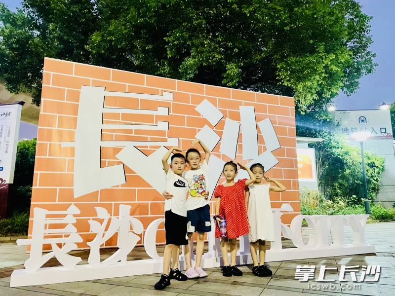 “小蓝棚”前还设置长沙打卡墙，游客们纷纷留影。