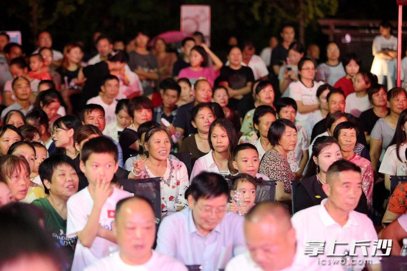 上千村民到场祝贺。