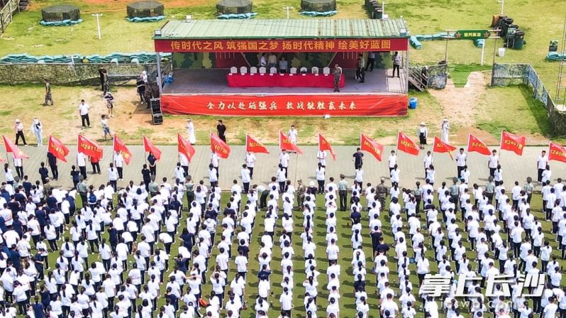 8月16日上午，长沙市第十一中学学子们在湖南军联全民国防教育基地进行军训。 均为学校供图