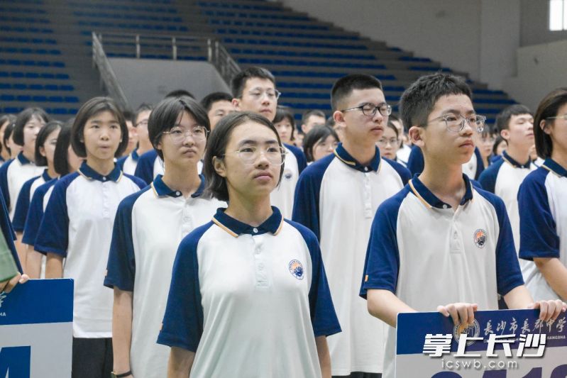 长郡中学站姿挺拔的学生们。