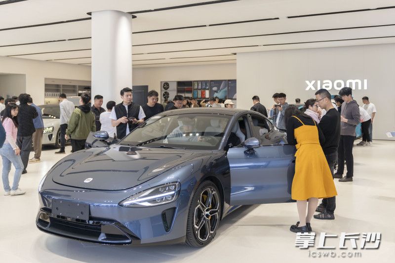 位于开福区香江国际汽车城的小米汽车交付中心人气爆棚。  长沙晚报全媒体记者 周数邑 摄