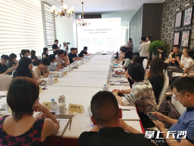 座谈会上，各嘉宾围绕“新技术赋能企业发展”这一主题展开了深入交流和探讨。长沙晚报全媒体记者 颜家文  摄