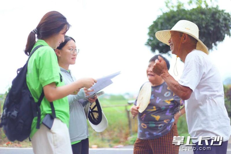 团队成员深入村民中，开展探讨交流。